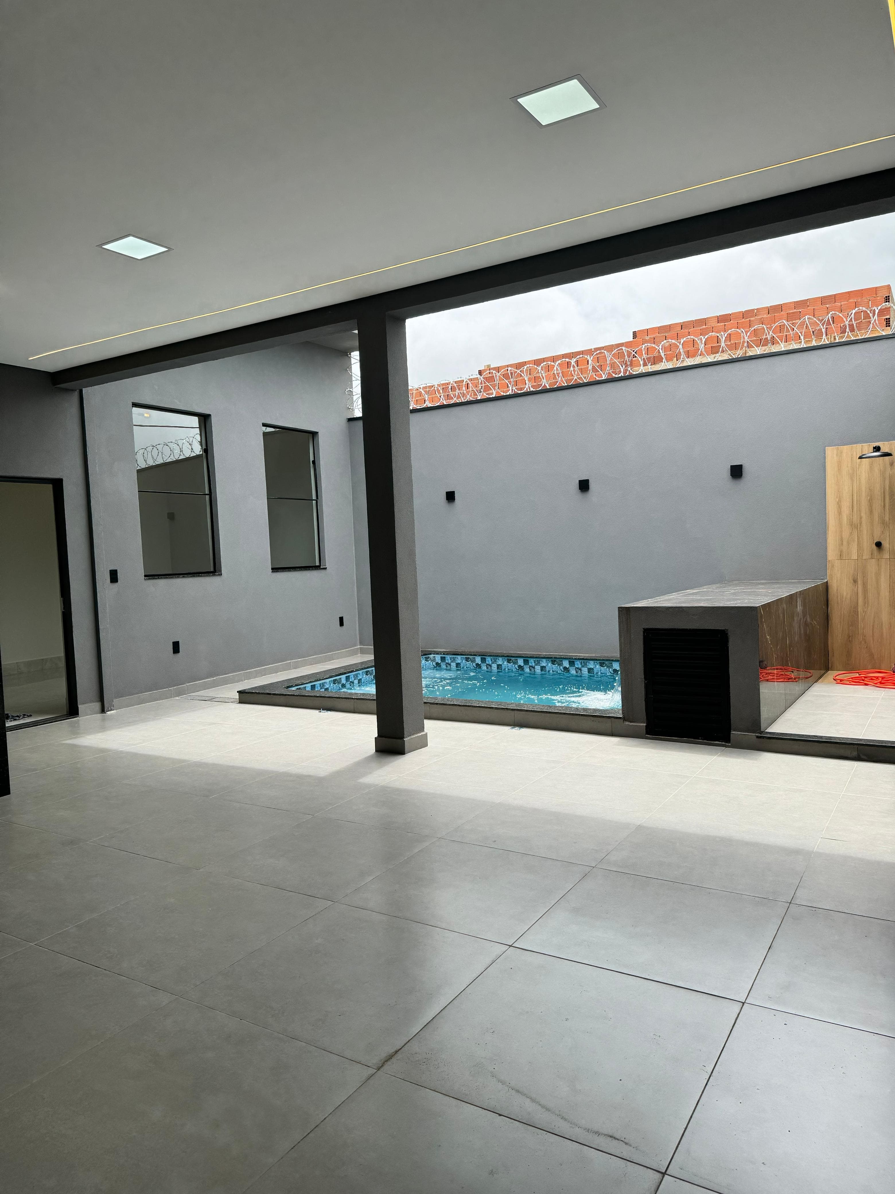 Imperdível! Casa à venda em Franca-SP, bairro Loteamento Quinta do Oeste - 3 quartos, 1 suíte, 1 sala, 2 banheiros, 2 vagas, 140m².