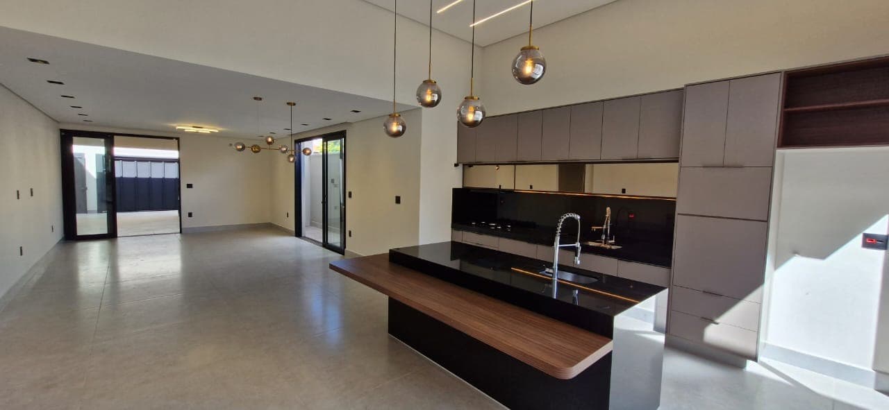 Excelente Casa à venda no JARDIM CONSOLAÇÃO de Franca-SP: 3 quartos, 1 suíte, 3 salas, 3 banheiros, 2 vagas de garagem, 257m² de área.