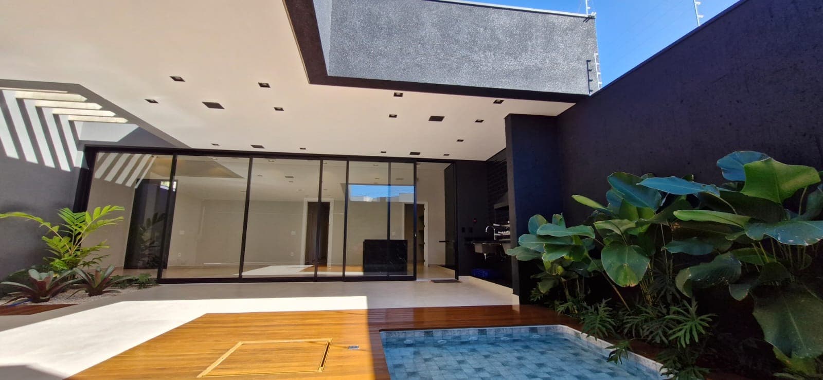 Imperdível! Casa maravilhosa à venda em Franca-SP, Jardim Santa Lúcia: 3 suítes, 2 salas, 4 banheiros, 3 vagas, 214m².