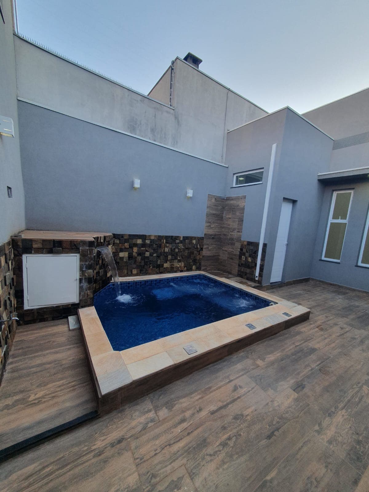 Casa à venda em Franca-SP, Esplanada Primo Meneghetti II: 3 quartos, 3 suítes, 2 salas, 4 banheiros, 2 vagas, 150m². Confira!